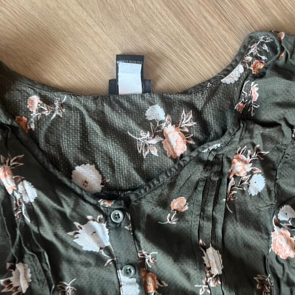 ** Torrid Flutter Sleeve Blouse Green Floral Size 2 - Picture 7 of 9